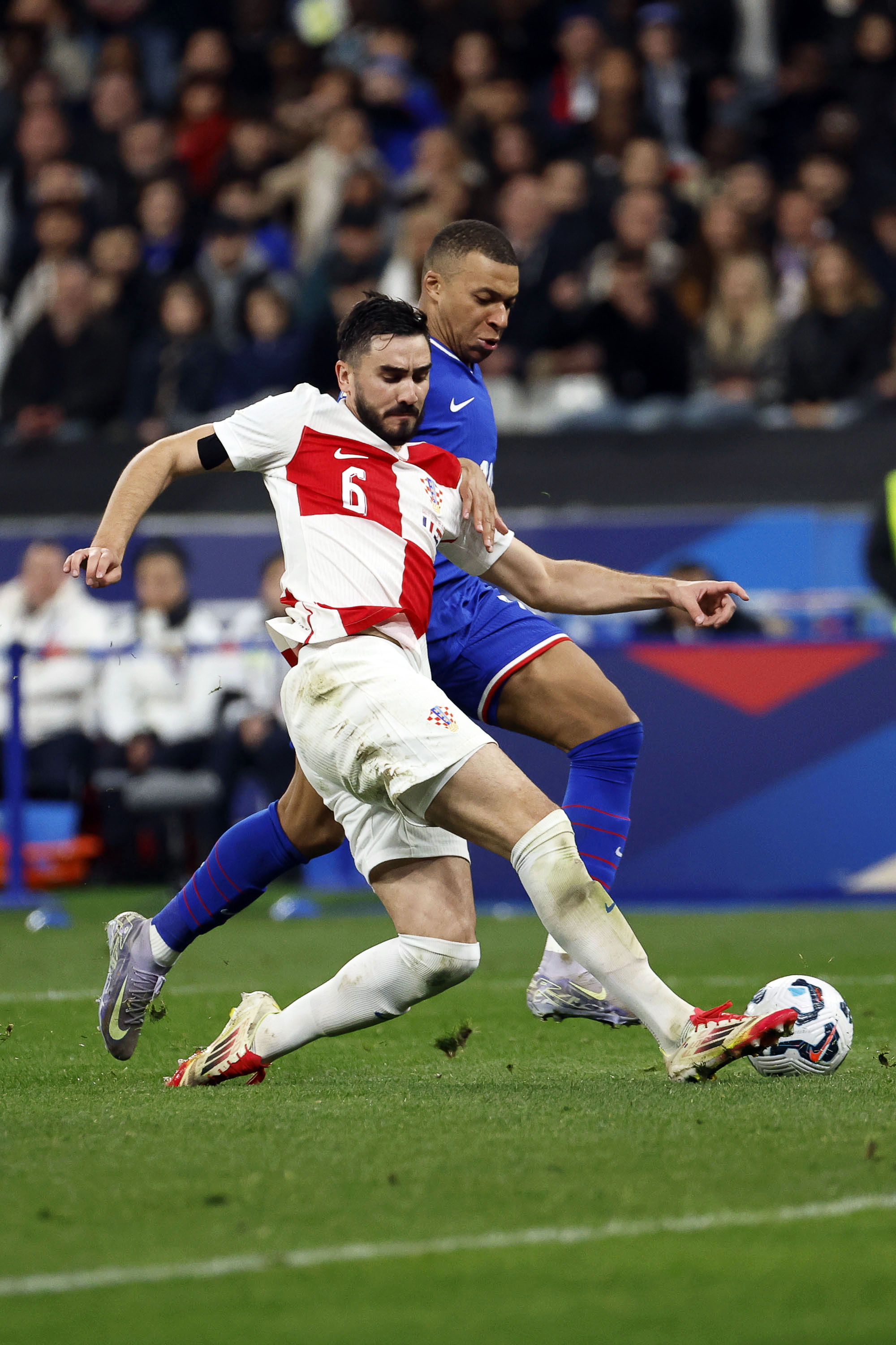 国家队备战欧洲友谊赛，表现亮眼(国家队备战欧洲友谊赛,表现亮眼什么)